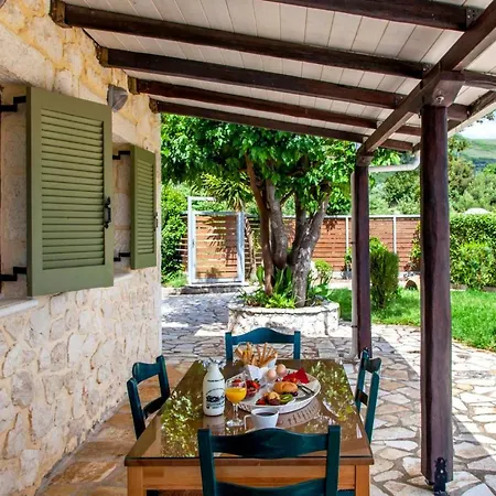Sleeps 2 With Pool Air Con And Wifi